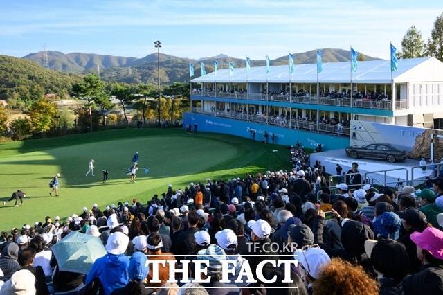 지난해 대회 최종라운드 18번홀에 많은 갤러리가 운집, 챔피언의 탄생을 지켜보고 있다./BMW코리아