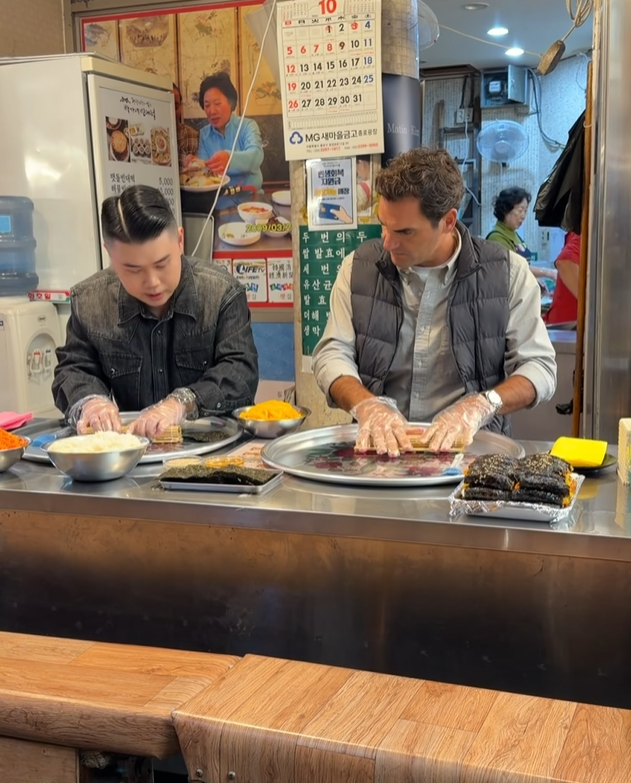한국을 찾은 로저 페더러가 광장시장에서 나폴리 맛피아 권성준의 도움으로 김밥을 말고 있다. 페더러 페이스북