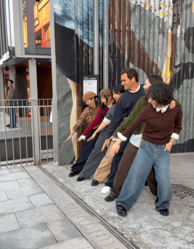 아이키가 리더로 있는 훅과 춤을 추는 페더러. 페더러 페이스북