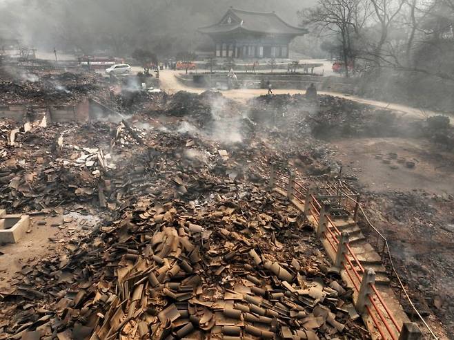 화마가 휩쓸고 간 고운사 연합뉴스