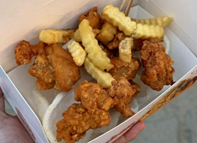 진주시 유등축제에서 판매된 음식이 공개되면서 '바가지 요금' 논란이 일고 있다. 사진은 해당 음식. 스레드