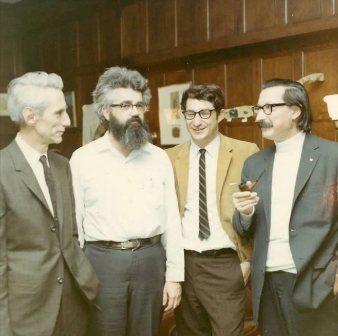 MIT에서 인공지능의 초창기를 연 과학자들의 1968년 사진. 왼쪽부터 클로드 섀넌, 존 맥카티, 에드워드 프레드킨, 조 와이젠바움. /MIT