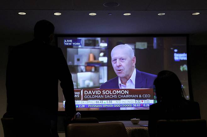 2023년 골드만삭스 투자자의 날 행사에 참석한 참석자들이 골드만삭스 CEO 데이비드 솔로몬 인터뷰를 시청하고 있다. /연합뉴스