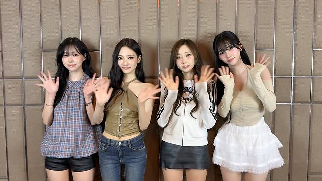 케이팝 그룹 에스파가 애플뮤직 업데이트를 기념해 인사말을 하고 있다./애플 제공