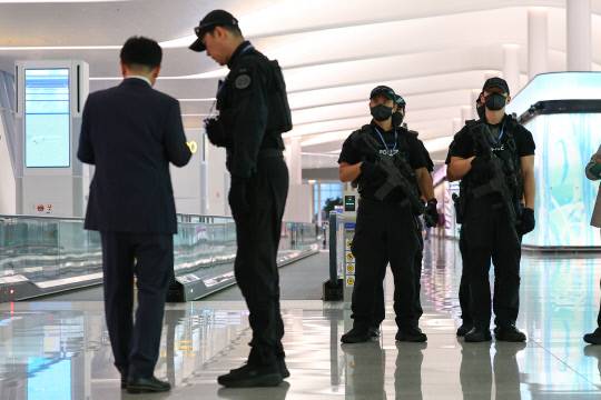 캄보디아에서 한국인 납치·구금 사태가 발생해 논란을 빚고 있는 가운데 15일 인천국제공항 제2여객터미널 캄보디아행 항공편 탑승구에서 인천국제공항 경찰단 대테러기동대 대원들이 대기하고 있다. 연합뉴스