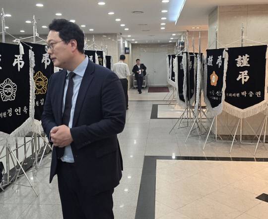 천하람 개혁신당 원내대표가 16일 밤 대전 서구 을지대병원에 마련된 고(故) 이상민 전 국회의원(국민의힘 대전시당위원장)의 빈소에서 조문객과 대화를 나누고 있다. 이성현 기자