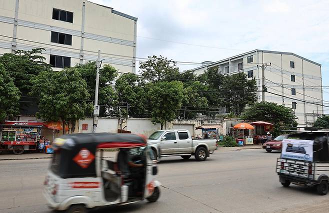 사진은 15일(현지시간) 캄보디아 프놈펜 주요 범죄 단지로 알려진 원구 단지.  이곳은 피싱 범죄 조직이 자리 잡고 한국인을 대상으로 한 감금, 강제 노동 등이 이뤄졌던 곳으로 현재는 캄보디아 당국의 단속으로 공실 상태이다. 2025.10.15 뉴스1