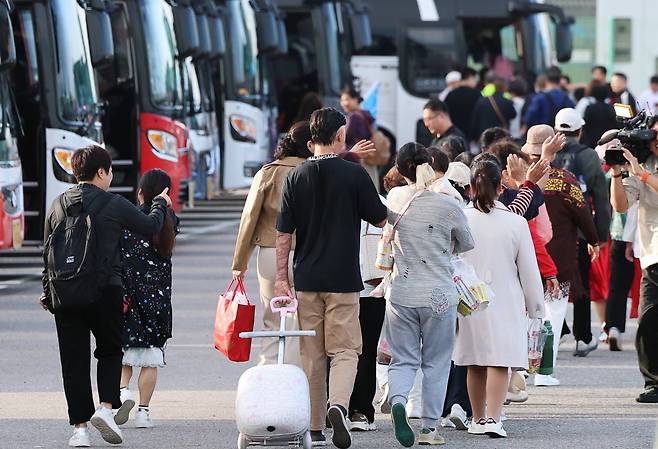 중국 단체관광객의 무비자 입국이 시작된 29일 오전 크루즈를 타고 방한한 중국인 관광객들이 인천 연수구 인천항크루즈터미널을 통해 입국하며 손을 흔들고 있다. 뉴스1
