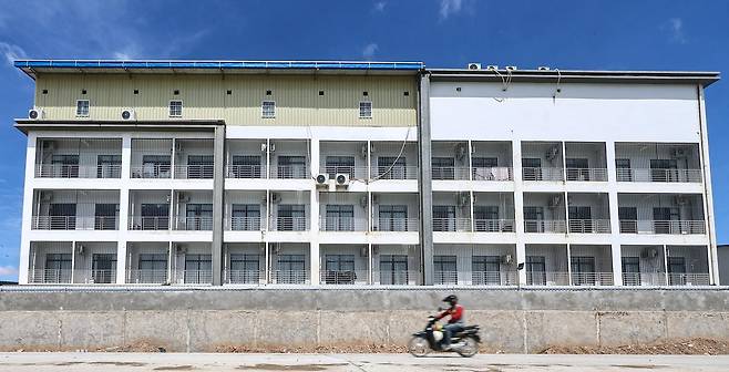 16일(현지시간) 캄보디아과 베트남 국경 지역 쯔러이톰에 위치한 온라인스캠범죄단지. 현지인들에 따르면 이 단지들은 최근 1~2년 사이에 생겼다. 범죄조직들은 지난해부터 캄보디아 당국의 단속이 심해지자 눈을 피하기 위해 국경지대로 거점을 옮기는 것으로 알려졌다. 2025.10.16 뉴스1