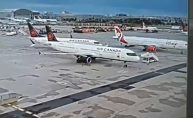 토론토 피어슨 공항에서 보잉 737 맥스가 주기 중인 모습. X 갈무리