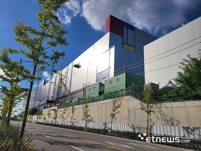 10월 8일 촬영한 삼성전자 평택 4공장(P4) 모습. 외관 공사가 상당 부분 이뤄졌고 일부 장비 반입을 위한 통로가 확인됐다.