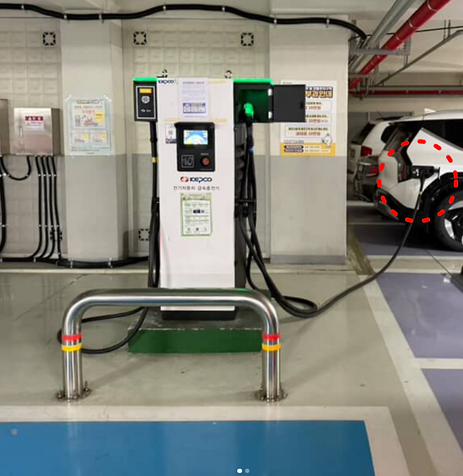 일반 주차 구역에 차량을 세운 뒤 전기차 충전기에서 호스를 끌어와 충전하는 차량을 제보한 모습./사진=보배드림 인스타그램 계정 캡처