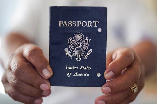 지난 8월 31일 미국 일리노이주 시카고에서 촬영된 유효기간 만료된 미국 여권.로이터연합뉴스