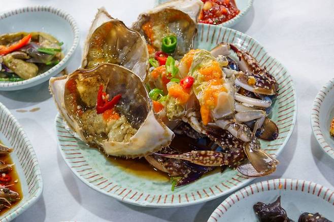 딴뚝통나무집식당이 내놓는 꽃게장