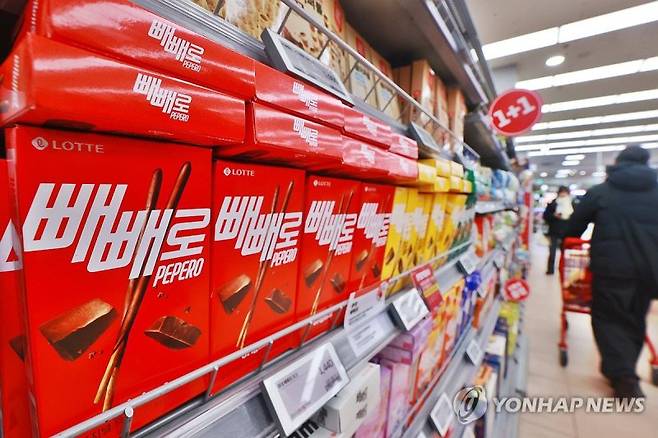 서울의 한 마트에 빼빼로가 진열돼 있다. 연합뉴스