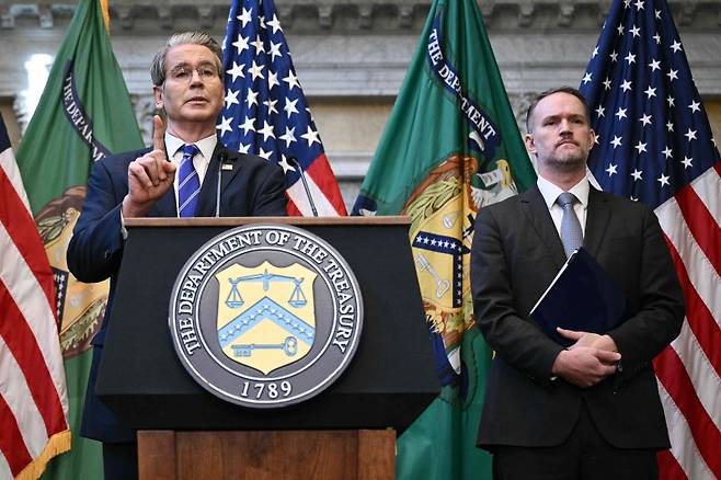 15일(현지시간) 미국 워싱턴DC 재무부 청사에서 스콧 베선트 미국 재무장관(왼쪽)과 제이미슨 그리어 미국 무역대표부(USTR) 대표가 공동 기자회견을 하고 있다. AFP연합뉴스