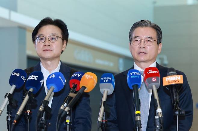 김용범 대통령실 정책실장(오른쪽)과 김정관 산업통상부 장관이 16일 한미 관세협상 후속 논의를 위해 미국 워싱턴DC로 출국하기 앞서 인천국제공항 제2여객터미널에서 발언하고 있다. 연합뉴스