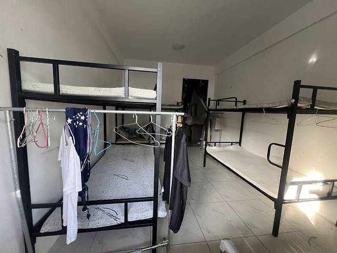 16일 캄보디아 따게우주에 위치한 태자단지 내 숙소. 미처 챙기지 못한 옷가지들이 널브러져 있다. 사진=김준석 특파원