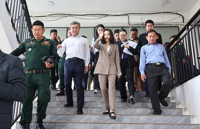 김진아 외교부 2차관과 박성주 경찰청 국가수사본부장이 16일(현지시간) 캄보디아 온라인스캠범죄단지로 알려진 태자단지를 방문해 현장점검 후 이동하고 있다. 뉴스1