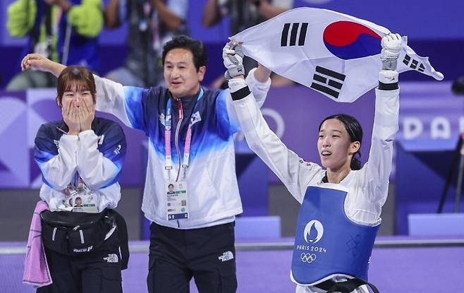 2024 파리올림픽서 금메달을 목에 건 태권도 57㎏ 김유진의 모습. 연합뉴스