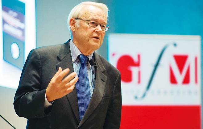 데이비드 아커 교수가 독일의 한 콘퍼런스에서 브랜드 전략 관련 연설을 하고 있다. 아커 교수 제공