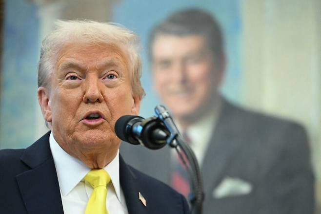 도널드 트럼프 미국 대통령이 15일 백악관 기자회견에서 베네수엘라에 대한 중앙정보국의 비밀공작을 승인했고, 지상 공격을 살펴보고 있다고 발언하고 있다. AFP 연합뉴스