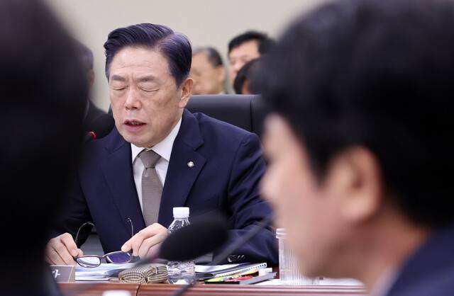 김형석 독립기념관장이 16일 정부세종청사에서 열린 국회 정무위원회 국정감사에서 위원들의 질문을 듣고 있다. 연합뉴스