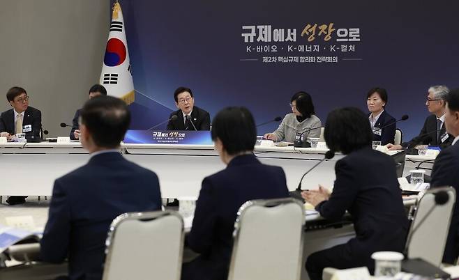 이재명 대통령이 16일 서울 용산 대통령실에서 제2차 핵심규제 합리화 전략회의를 주재하고 있다. 연합뉴스