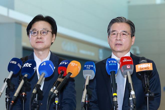 김용범 대통령실 정책실장(오른쪽)이 16일 인천국제공항 제2여객터미널을 통해 미국 워싱턴디시로 출국하기에 앞서 발언하고 있다. 왼쪽은 김정관 산업통상부 장관. 연합뉴스