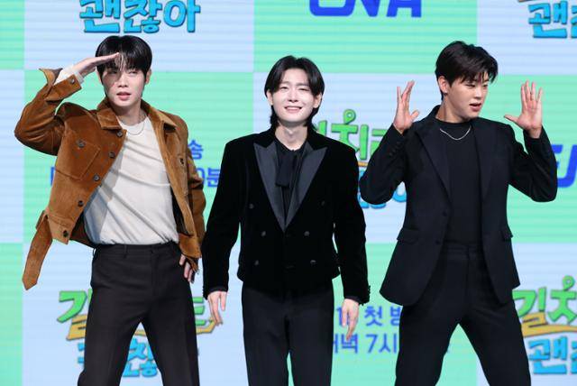 가수 손태진(왼쪽부터), 김용빈, 박지현이 16일 오전 서울 마포구 쇼킹케이팝센터에서 열린 ENA 예능 프로그램 '길치라도 괜찮아' 제작발표회에서 포즈를 취하고 있다. 뉴시스