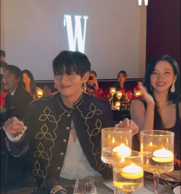 15일 서울 종로구 포시즌스호텔에서 열린 'W코리아 유방암 자선행사'에 BTS 멤버 뷔(앞줄 왼쪽)와 에스파 멤버 카리나(오른쪽)가 참석해 있다. W코리아 인스타그램 캡처