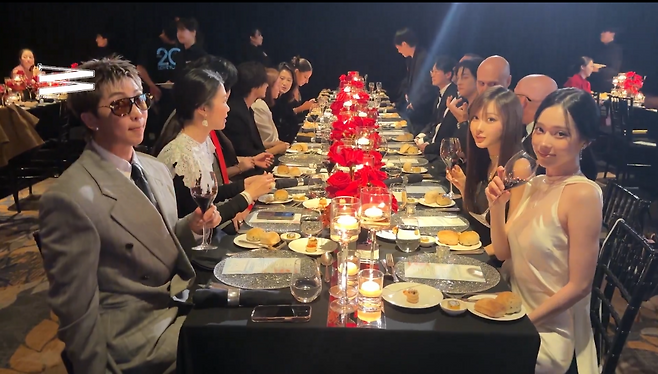 15일 서울 종로구 포시즌스호텔에서 열린 W코리아의 '유방암 인식 개선 자선행사' 도중 BTS 멤버 RM(왼쪽 맨앞)과 에스파 멤버 윈터(오른쪽 맨 앞)가 카메라를 응시하고 있다. W코라이 인스타그램 캡처