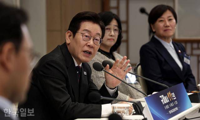 이재명 대통령이 16일 용산 대통령실에서 열린 제2차 핵심규제 합리화 전략회의에서 발언을 하고 있다. 왕태석 선임기자