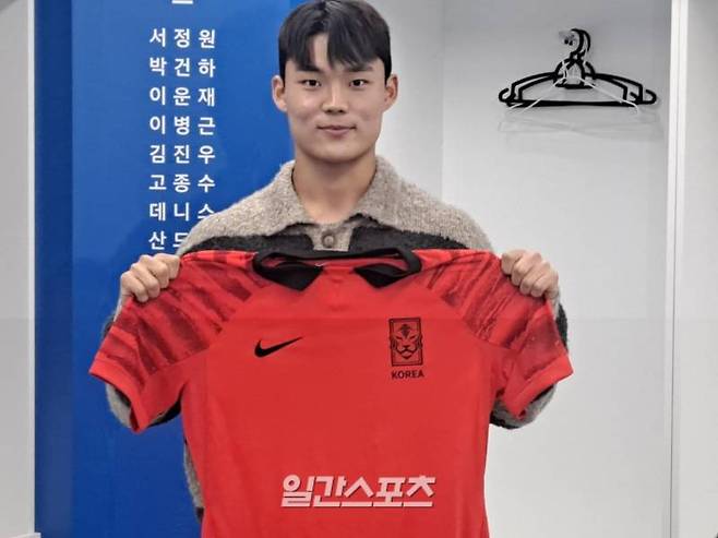 2022 카타르 월드컵 예비 멤버였던 오현규.&nbsp; 사진은 2022 카타르 월드컵을 마친 뒤 수원월드컵경기장에서 등번호가 없는 국가대표 유니폼을 들고 찍은 모습. 사진=IS 포토
