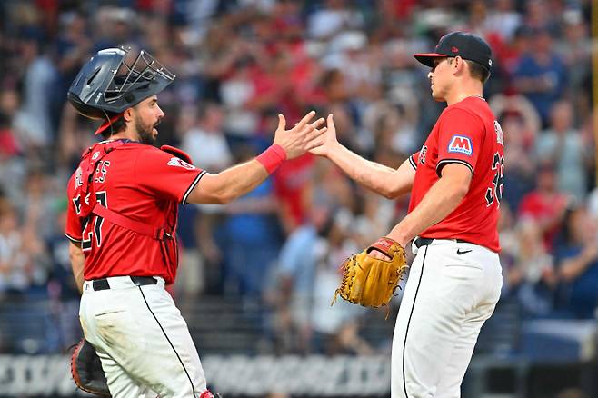 <yonhap photo-3344=""> CLEVELAND, OHIO - JULY 30: (L-R) Catcher Austin Hedges #27 and closing pitcher Cade Smith #36 of the Cleveland Guardians celebrate after the game against the Colorado Rockies at Progressive Field on July 30, 2025 in Cleveland, Ohio. The Guardians defeated the Rockies 5-0. Jason Miller/Getty Images/AFP (Photo by Jason Miller / GETTY IMAGES NORTH AMERICA / Getty Images via AFP)/2025-07-31 10:14:54/ <저작권자 ⓒ 1980-2025 ㈜연합뉴스. 무단 전재 재배포 금지, AI 학습 및 활용 금지></yonhap>