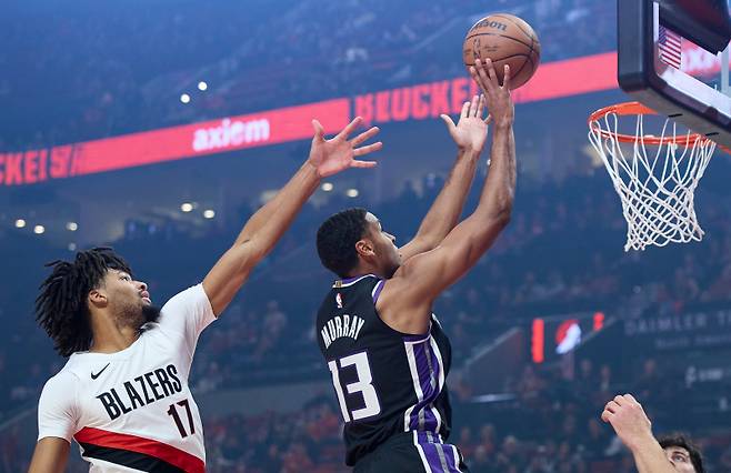 <yonhap photo-3455=""> Sacramento Kings forward Keegan Murray, right, shoots in front of Portland Trail Blazers guard Shaedon Sharpe, left, during the first half of an NBA basketball preseason game in Portland, Ore., Friday, Oct. 10, 2025. (AP Photo/Craig Mitchelldyer)/2025-10-11 12:20:06/ <저작권자 ⓒ 1980-2025 ㈜연합뉴스. 무단 전재 재배포 금지, AI 학습 및 활용 금지></yonhap>