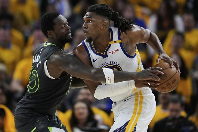 <yonhap photo-3629=""> Minnesota Timberwolves forward Julius Randle, left, knocks the ball away from Golden State Warriors center Kevon Looney during the second half of Game 3 of an NBA basketball second-round playoff series Saturday, May 10, 2025, in San Francisco. (AP Photo/Godofredo A. V?squez)/2025-05-11 14:29:33/ <저작권자 ⓒ 1980-2025 ㈜연합뉴스. 무단 전재 재배포 금지, AI 학습 및 활용 금지></yonhap>