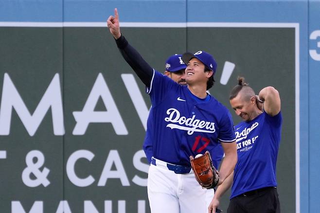 <yonhap photo-2508=""> Los Angeles Dodgers' Shohei Ohtani warms up during practice ahead of Game 3 of baseball's National League Championship Series against the Milwaukee Brewers, Wednesday, Oct. 15, 2025, in Los Angeles. (AP Photo/Mark J. Terrill)/2025-10-16 09:53:16/ <저작권자 ⓒ 1980-2025 ㈜연합뉴스. 무단 전재 재배포 금지, AI 학습 및 활용 금지></yonhap>