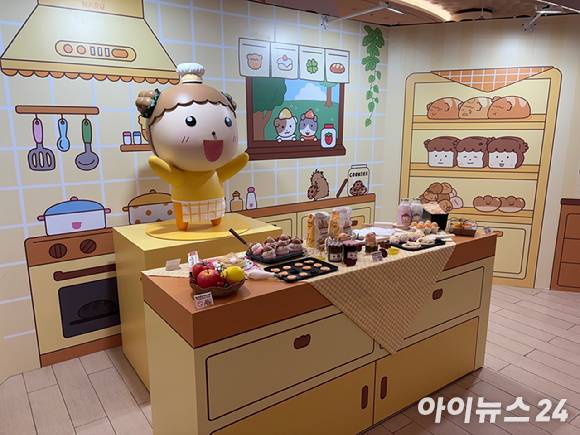 16일 서울 송파구 롯데월드몰에 마련된 네이버웹툰 '마루는 강쥐' 팝업 전시 전경 [사진=정유림 기자]