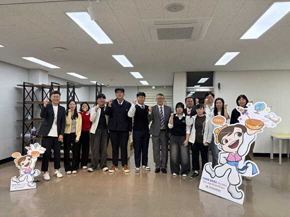 안성교육청에서 이정우 교육장이 2025 안성학생자치 연합회 교육장 정담회를 마치고 기념 촬영을 하고 있다. [사진=안성교육지원청]