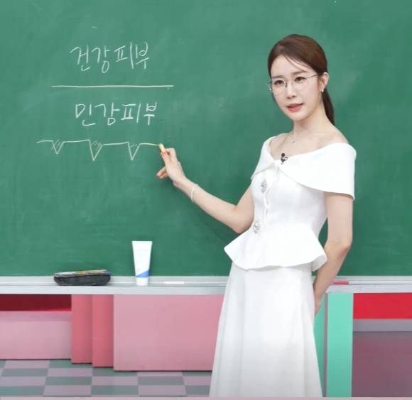 13일 CJ온스타일 라이브쇼 유인나의 겟잇뷰티에서 배우 유인나가 일타강사로 변신해 화장품을 소개하고 있다. [사진=CJ온스타일 라이브쇼 갈무리]