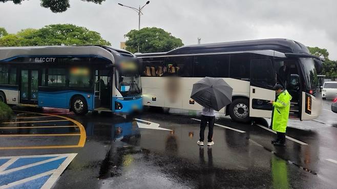 오늘(16일) 아침 제주시 연동 신제주로터리에서 발생한 교통사고 현장 (제주소방안전본부 제공)