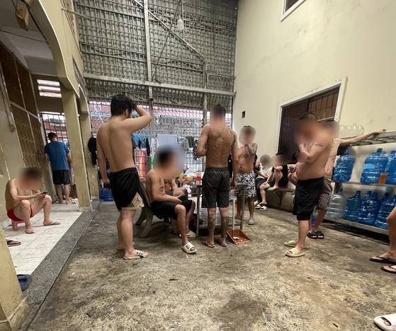 휴대전화를 사용할 수 있었던 이민국 내부 풍경. 허민중씨는 캄보디아 경찰에 100만원을 건네주고 해당 사진을 촬영했다. [사진 허민중]