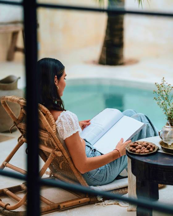 소설 속 주인공의 발자취를 따라 여행을 떠나거나, 북캉스 휴가를 계획하는 이들이 늘고 있다. 사진 스카이스캐너