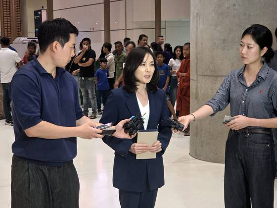 15일(현지시간) 오후 캄보디아 수도 프놈펜 인근 테초 국제공항에서 정부 합동대응팀 단장인 김진아 외교부 2차관이 취재진 질문에 답변하고 있다. 연합뉴스