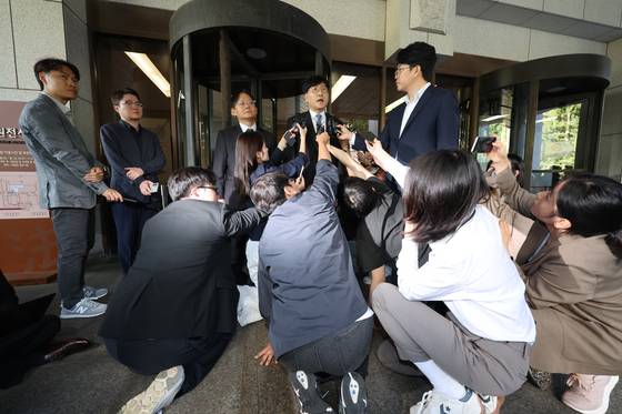 최태원 SK그룹 회장과 노소영 아트센터 나비 관장의 이혼 소송 상고심 선고가 파기환송으로 판결이 난 16일 서울 서초구 대법원 앞에서 최 회장 측 변호인단인 민철기·이재근 변호사가 판결 결과에 대한 입장을 발표하고 있다.   연합뉴스