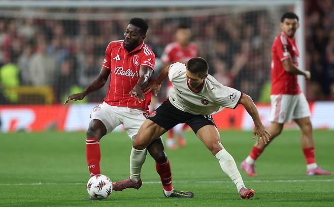 미트윌란 조규성(오른쪽)이 노팅엄과 유로파리그 경기에 선발출전해 활약했다. [로이터=연합뉴스]