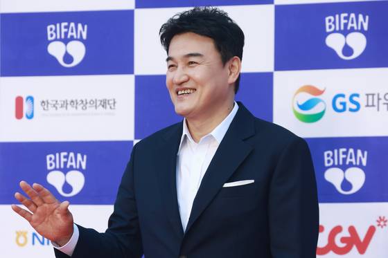 배우 박중훈이 작년 7월 4일 경기도 부천시 부천아트센터에서 열린 제28회 부천국제판타스틱영화제(BIFAN) 개막식 레드카펫 행사에서 포즈를 취하고 있다. 연합뉴스