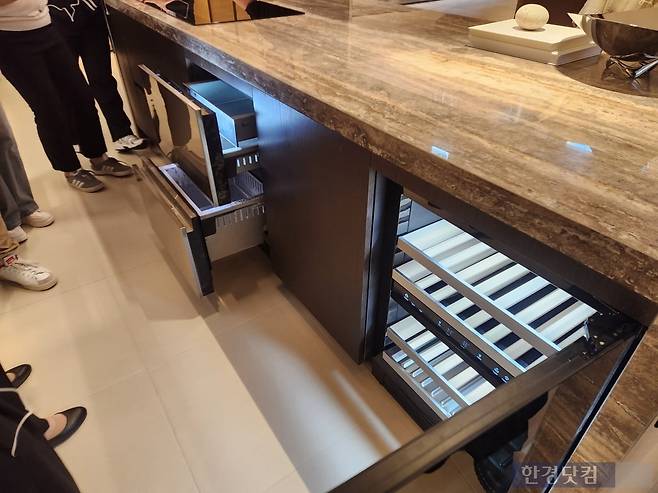 LG전자 초프리미엄 빌트인 가전 브랜드 전시공간 'SKS 서울'에 진열된 아일랜드 식탁 하부장에 설치되는 냉장고와 와인셀러 제품. 사진=김대영 기자