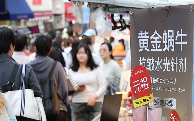 관광객들로 북적이는 서울 명동 거리./사진=연합뉴스